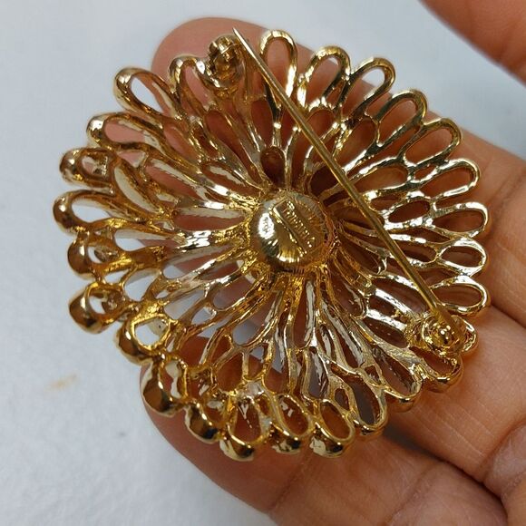 Vintage Trifari Gold Tone Filigree Domed Chrysanthemum Brooch Pin - Picture 4 of 6